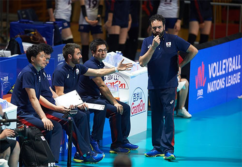 한국 여자배구대표팀을 이끌고 있는 스테파노 라바리니 감독. 사진=FIVB 홈페이지