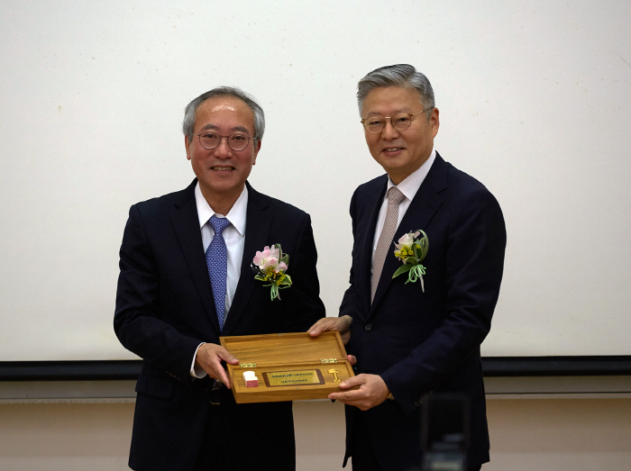 서울대병원 17대 서창석 원장(왼쪽)과 18대 신임 김연수 원장.