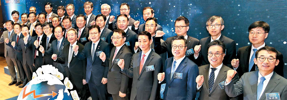 13일 서울 여의도 한국교직원공제회 사옥에서 열린 `2019 매경 자본시장 대토론회`에서 최운열 더불어민주당 자본시장활성화특별위원회 위원장, 장대환 매경미디어그룹 회장, 최종구 금...