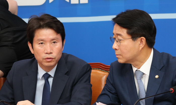 이야기하는 이인영과 조정식<br />
<br />
(서울=연합뉴스) 하사헌 기자 = 더불어민주당 이인영 원내대표(왼쪽)와 조정식 정책위의장이 4일 오전 국회에서 열린 원내대책회의에서 이야기를 나...