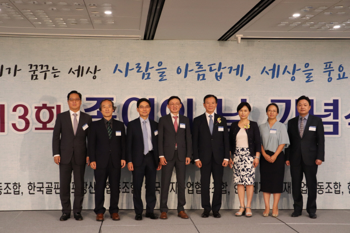 14일 세종문화회관에서 열린 '제3회 종이의 날' 기념식에 주요 제지회사 대표들이 참석해 기념 촬영을 하고 있다. 왼쪽부터 홍순호 홍원제지 사장, 권육상 페이퍼코리아 사장, 이상훈...