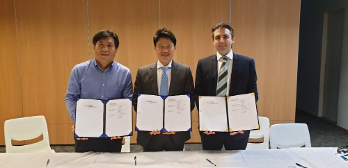 (왼쪽부터) QRF 오명섭 대표이사, STX 박상준 대표이사, 호주 구매사 CEO 시몬 한센(Simon Hansen)이 FPGA 기반 가상화폐 채굴장비 공급 계약을 맺은 뒤 기념사...