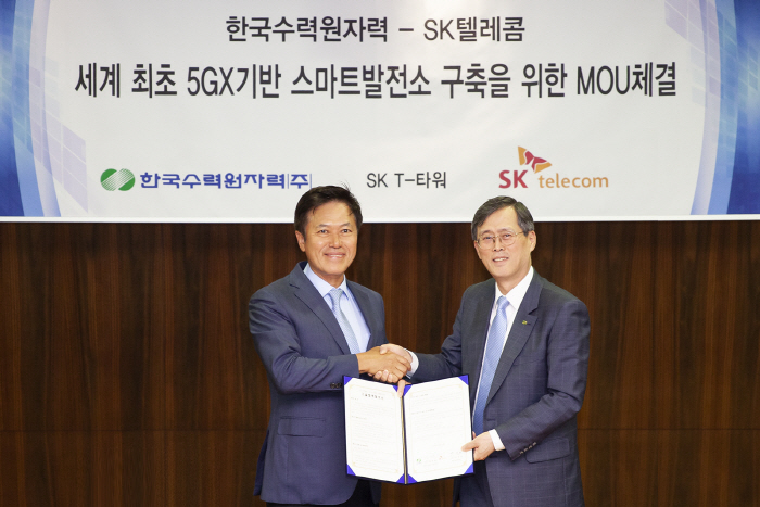 SK텔레콤은 한국수력원자력과 4차 산업혁명 기반 ICT 경쟁력 강화를 위한 협약을 체결했다. 사진은 지난 13일 박정호 SK텔레콤 사장(왼쪽)과 정재훈 한국수력원자력 사장이 을지로...