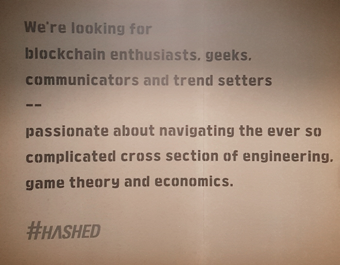 #Hashed 본사 입구의 글