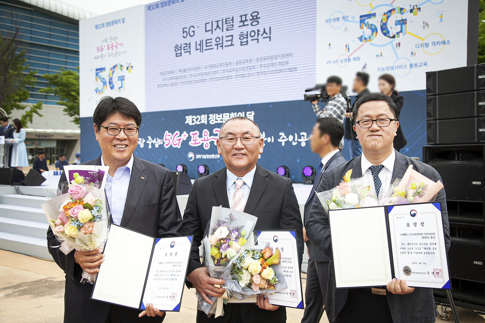 SK텔레콤이 14일 국립과천과학관에서 열린 ‘제32회 정보문화의 달’ 기념식에서 독거 어르신 대상 ’인공지능 돌봄 서비스’로 정보문화 유공 과학기술정보통신부 장관 표창을 받았다. ...