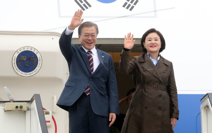 문 대통령, 스웨덴 도착<br />
<br />
(스톡홀름=연합뉴스) 한상균 기자 = 북유럽 순방 중인 문재인 대통령과 김정숙 여사가 14일 오후(현지시간) 스웨덴 스톡홀름 알란다 국제공항에 도...