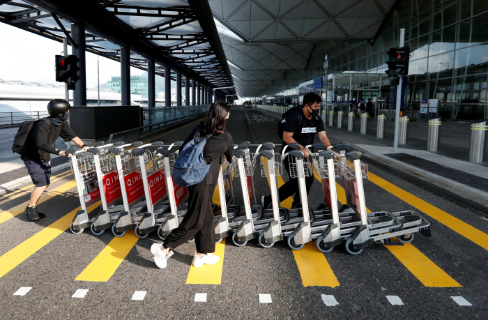 '바리케이드'로 쓸 카트 밀고가는 홍콩공항 시위대<br />
<br />
<br />
<br />
(홍콩 로이터=연합뉴스) 13일 홍콩 국제공항에서 반정부 시위대가 바리케이드로 쓰기 위해 승객용 손수레들을 출국장 안...