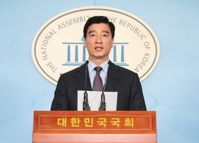 민주당 이해식 대변인 현안 브리핑<br />
<br />
(서울=연합뉴스) 김현태 기자 = 더불어민주당 이해식 대변인이 17일 오전 국회 정론관에서 현안 관련 브리핑을 하고 있다. 2019.2....