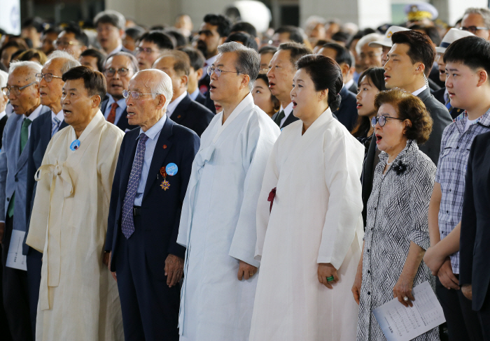 광복절 경축식, 애국가 부르는 문 대통령<br />
<br />
(천안=연합뉴스) 배재만 기자 = 문재인 대통령이 15일 오전 천안 독립기념관 겨레의 집에서 열린 제74주년 광복절 경축식에서 애...
