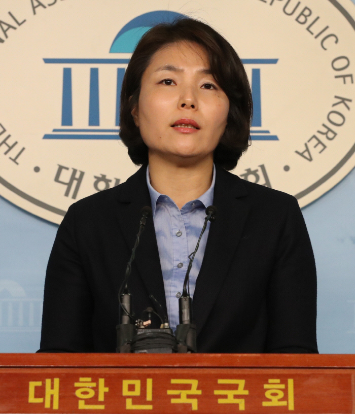 브리핑 하는 전희경 대변인<br />
<br />
(서울=연합뉴스) 이진욱 기자 = 자유한국당 전희경 대변인이 17일 국회 정론관에서 김경수 경남지사 보석 허가 관련 브리핑을 하고 있다. 201...