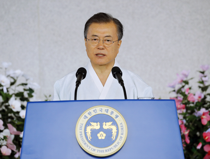 문 대통령 "일본, 과거 성찰하며 동아시아 평화 이끌기 바라"<br />
<br />
(천안=연합뉴스) 배재만 기자 = 문재인 대통령이 15일 오전 천안 독립기념관 겨레의 집에서 열린 제74주년...