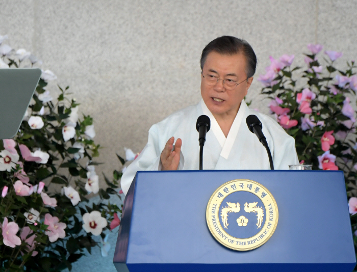 문 대통령, "2045년 광복 100년에 평화·통일로 하나된 나라로"<br />
<br />
(천안=연합뉴스) 문재인 대통령이 15일 오전 천안 독립기념관 겨레의 집에서 열린 제74주년 광복절 ...