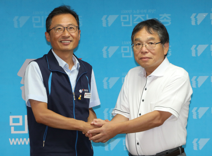 악수하는 민주노총 김명환 위원장과 일본 전노련 오다가와 위원장<br />
<br />
(서울=연합뉴스) 정하종 기자 = 민주노총 김명환 위원장(왼쪽)이 15일 오전 서울 민주노총에서 일본 전국노...
