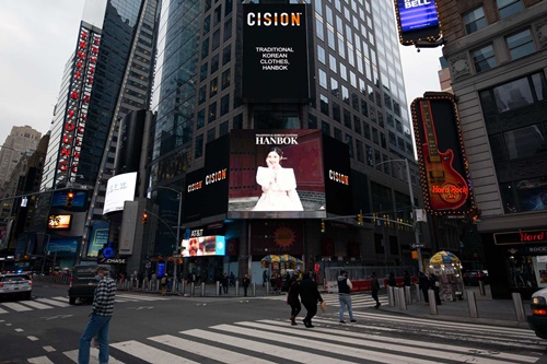 Jeon Hyosung, Times Square appeared…On the third day, we announced our hanbok in New York