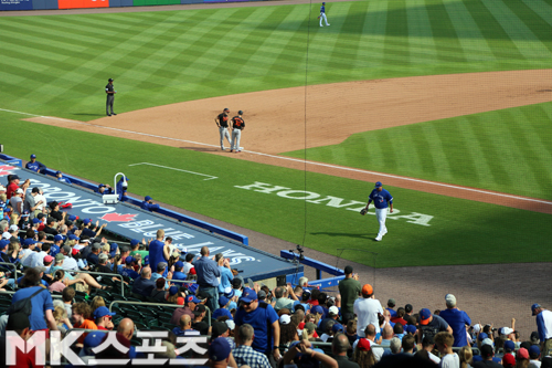 류현진이 관중들의 박수를 받으며 마운드를 내려오고 있다. 사진(美 버팔로)= 김재호 특파원
