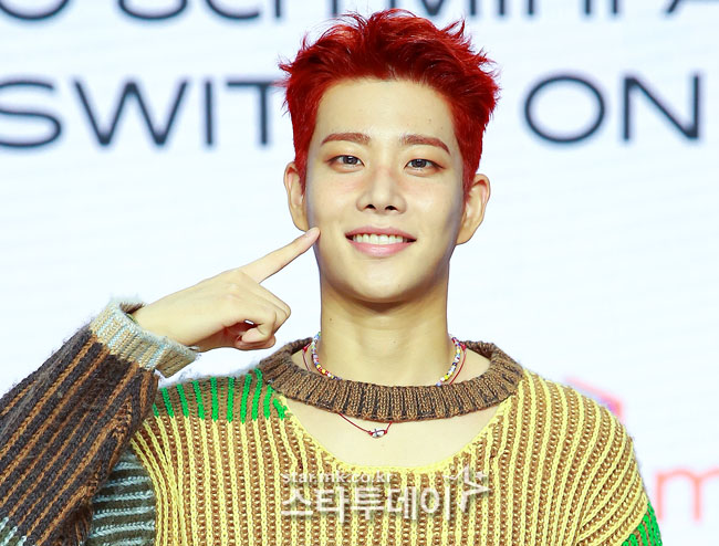 [포토]아스트로 MJ, 레드헤어 완벽소화