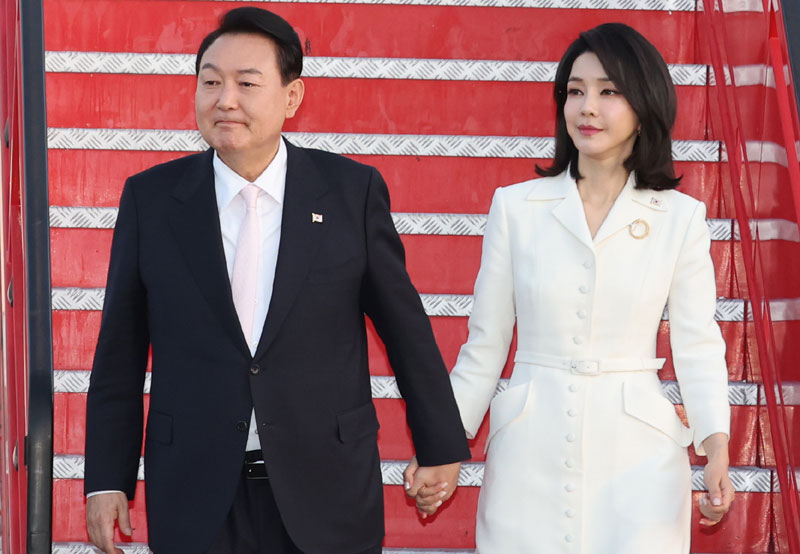 김건희 여사 손 꼭잡고 마드리드 도착한 윤 대통령…공군 1호기서 기자단과 인사도