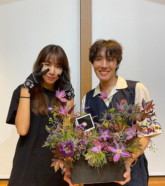 BTS 제이홉 순수하고 친절해...아미 김이나 팬심 폭발 ″BTS 제이홉 순수하고 친절해″...아미 김이나 팬심 폭발