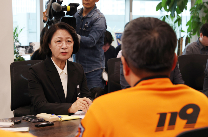 경기도청에서 추미애 경기도지사가 전국공무원노동조합 소방본부 소방관들과 간담회를 하고 있다. 2026.10.20 / 사진=연합뉴스