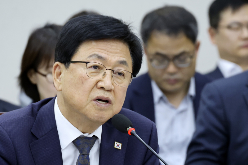 오늘(23일) 국회 교육위원회 국정감사에 출석해 답변하고 있는 최교진 교육부 장관 / 사진=연합뉴스
