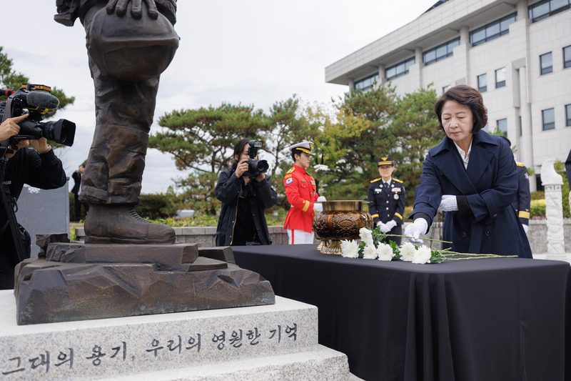 예산 삭감에 쪼그라든 소방관 추모식…처우 개선 약속의 진정성