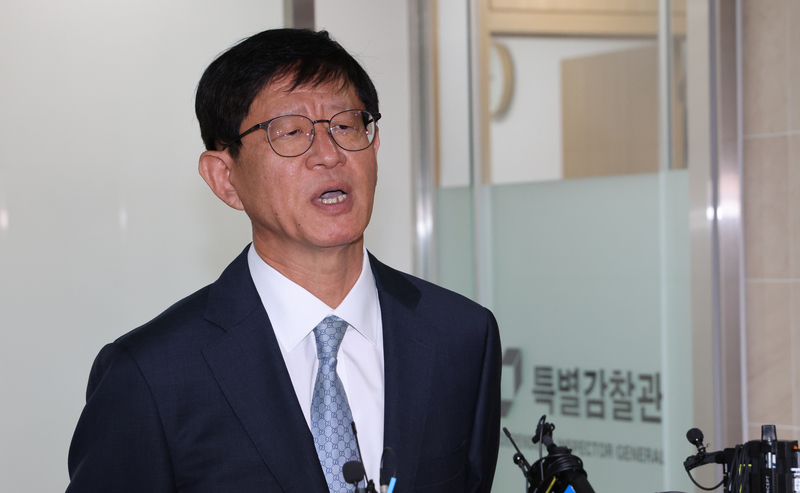 최길수 특별감찰관이 오늘(26일) 서울 종로구 특별감찰관 사무실로 출근하면서 취재진 질문에 답변하고 있다. / 사진=연합뉴스
