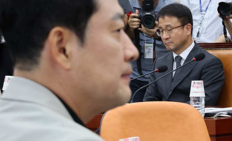 더불어민주당 한병도 당 대표 직무대행 겸 원내대표와 국민의힘 장동혁 대표가 지난 8월 4일 국회에서 열린 교육위원회 전체회의에 자리하고 있다. / 사진=연합뉴스