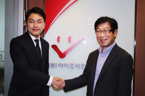 사진 = ㈜아이즈비전과 ㈜제니스헬스케어의 상생크라우드펀딩 후원 계약 체결식
