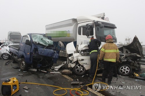 [생생스케치] '안개 낀 아침'…광주·청주 등 전국 출근길서 교통사고