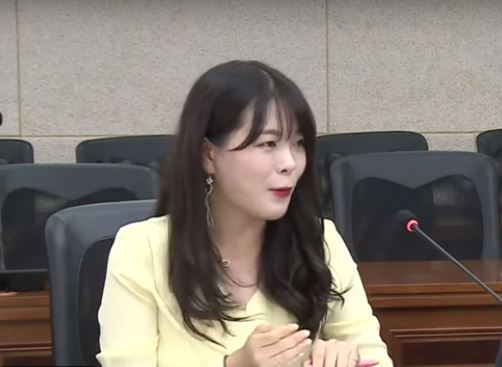 특별수행원으로 남북정상회담에 동행하게된 20살 이 에스더 씨 /사진=통일부UNITV 유튜브 캡처<br />