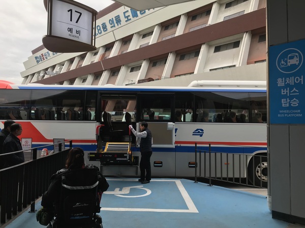 설 연휴를 앞둔 22일, 휠체어 고속버스 타고 강릉 여행을 떠나는 김순정 씨 /사진=MBN 온라인뉴스팀