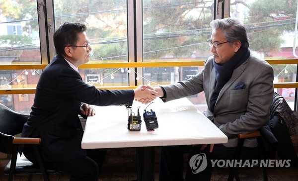 황교안 자유한국당 대표와 박진 전 한나라당 의원/사진=연합뉴스