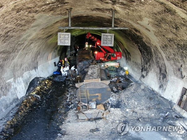사고 차량 견인 중인 사매2터널 사고 내부 / 사진=연합뉴스 독자 제공<br />
