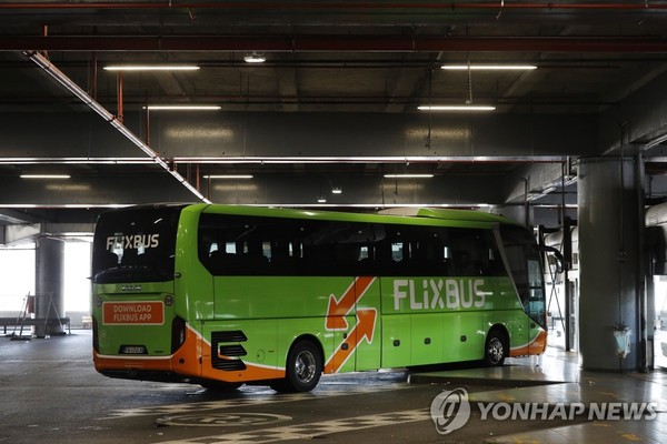 프랑스 리옹에 격리된 밀라노 출발 고속버스 / 사진=연합뉴스