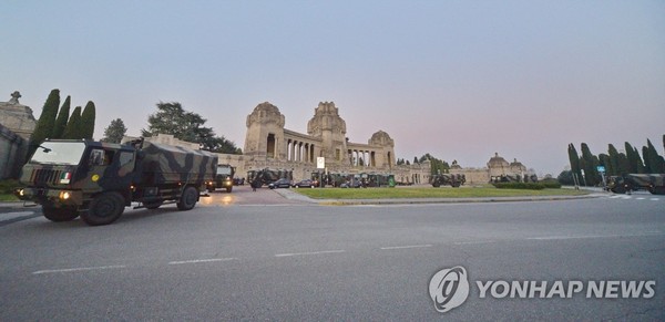 코로나19 사망자를 운구하는 이탈리아 군용 차량 / 사진=연합뉴스