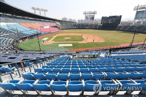 텅 빈 야구장에서 열린 두산 자체 청백전 / 사진=연합뉴스