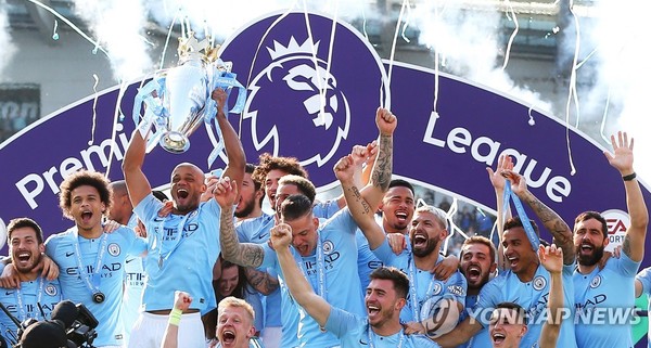2018-2019 EPL 우승 트로피를 들어 올리는 맨체스터 시티 선수들 / 사진=EPA