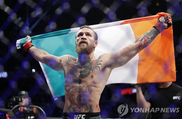 아일랜드 국기를 들며 환호하는 UFC 맥그리거 / 사진=AP