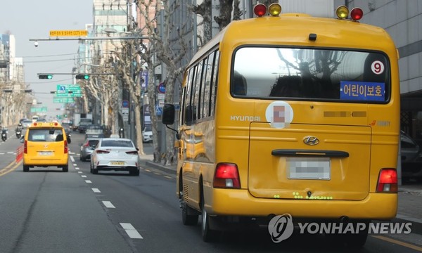 지난 17일 서울의 한 도로에서 운행 중인 학원 차량. /사진=연합뉴스