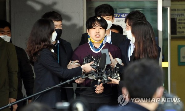 '박사방' 운영자 조주빈, 검찰 송치<br />
미성년자를 포함한 여성을 협박해 성 착취 불법 촬영물을 제작하고 유포한 텔레그램 '박사방' 운영자 조주빈이 3월 25일 오전 서울 종로경찰서...