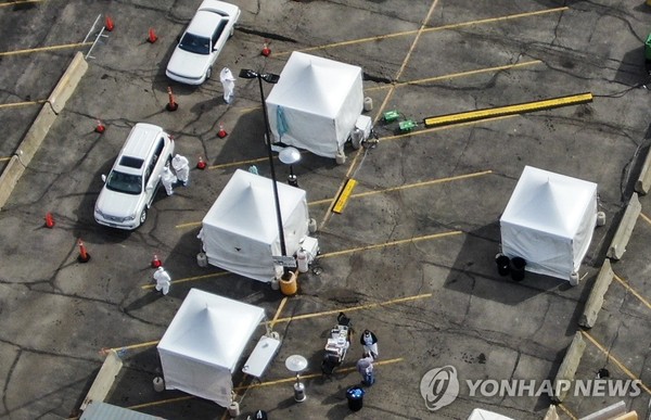 월마트 주차장에 설치된 코로나19 드라이브스루 검사소 / 사진=연합뉴스