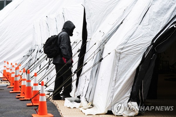 미국 뉴욕주 뉴욕시 맨해튼의 벨뷰 병원 밖에 설치된 임시 영안실 모습 / 사진=연합뉴스