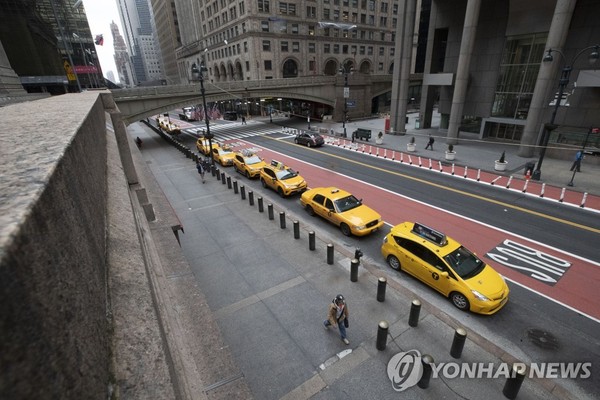 25일(현지시간) 미국 뉴욕시 그랜드 센츄얼 터미널역 밖 거리가 비어있다 / 사진=연합뉴스
