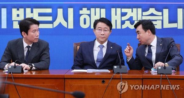 더불어민주당 이인영 원내대표(왼쪽부터)와 조정식 정책위의장, 윤후덕 정책위 수석부의장 / 사진=연합뉴스