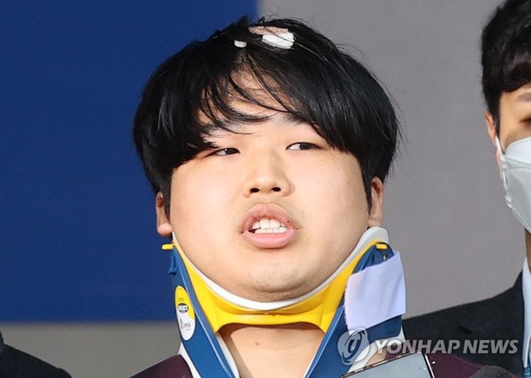 얼굴 공개된 '박사방' 운영자 조주빈<br />
여성을 협박해 성 착취 불법 촬영물을 제작하고 유포한 텔레그램 '박사방' 운영자 조주빈이 25일 오전 서울 종로경찰서에서 검찰로 송치되고 있...