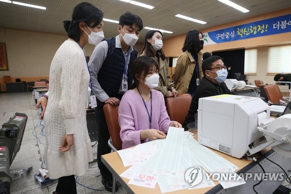 "총선 사전투표 차질 없도록"<br />
지난 19일 오후 광주 북구청에서 21대 국회의원 선거 사전투표를 대비해 투표용지 발부 등 모의시험을 하고 있다.