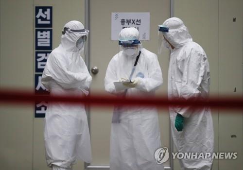 선별검사소 앞 분주한 의료진<br />
26일 오후 대구 동구 파티마병원 내 신종 코로나바이러스 감염증 선별검사소 앞에서 의료진이 분주히 움직이고 있다. 2020.3.26
