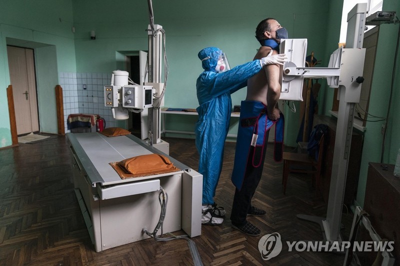 코로나19 환자의 폐 X-레이 촬영 모습 / 사진=연합뉴스