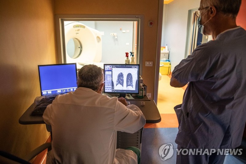 코로나19 환자 폐 사진을 들여다보는 이탈리아의 의사 / 사진=연합뉴스