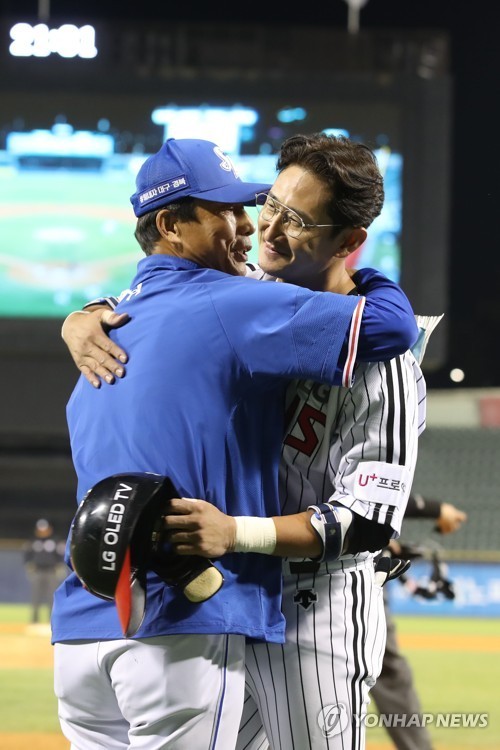 LG 박용택, '최고의 은사와 포옹' / 사진=연합뉴스
